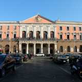 Il lato sinistro � invece dominato dallo splendido teatro Piccinni, il primo eretto nel capoluogo pugliese, che si contraddistingue per il suo colonnato neoclassico e il timpano spiovente